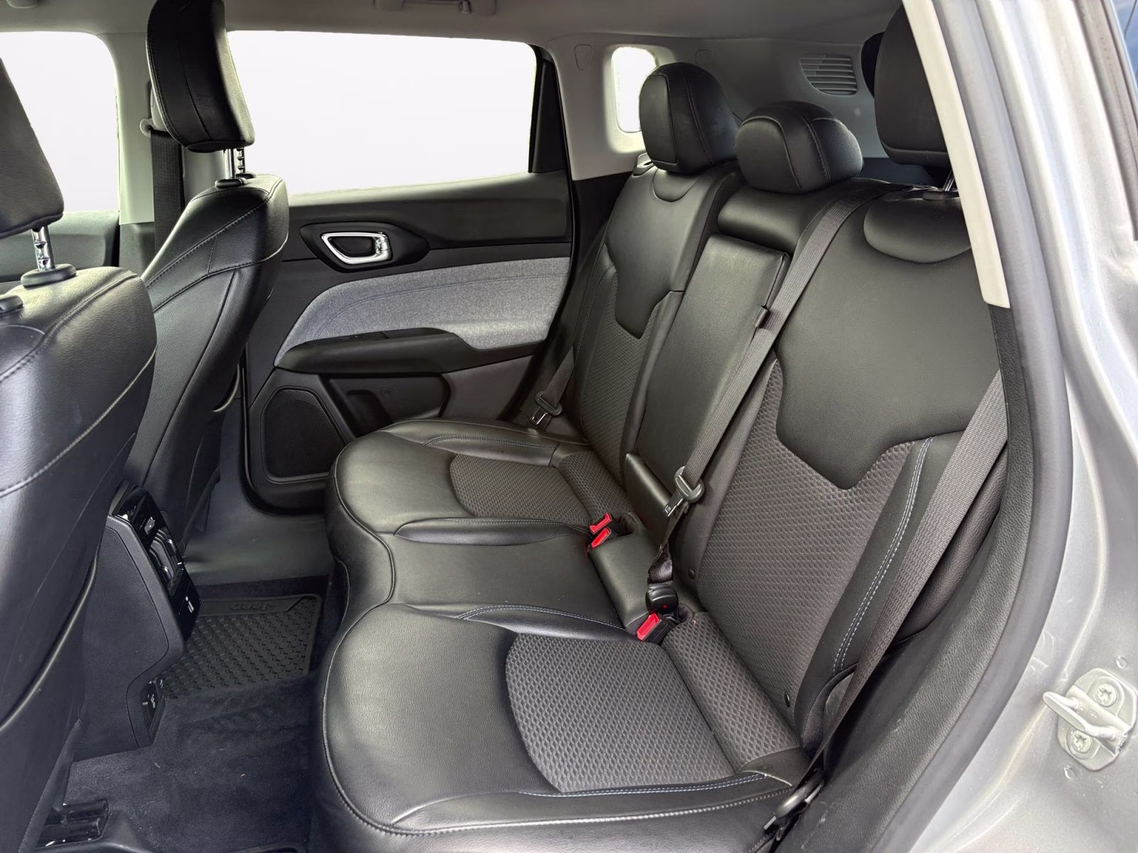 2022 Billet Silver Metallic Clearcoat Jeep Compass Latitude 4X4 SUV