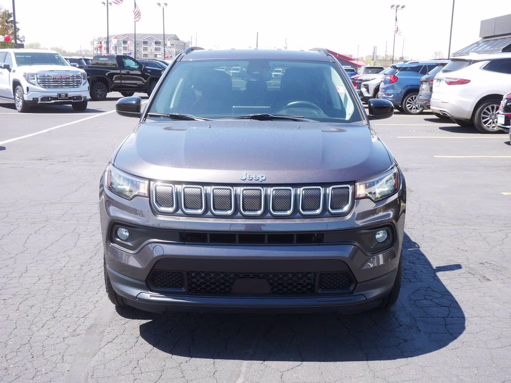 2022 Granite Crystal Metallic Clearcoat Jeep Compass Latitude 4X4 SUV
