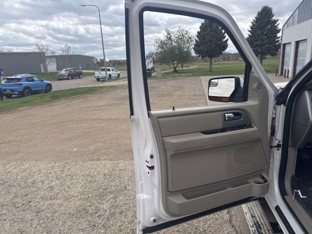 2014 White Platinum Clearcoat Metallic Ford Expedition EL Limited 4X4 SUV