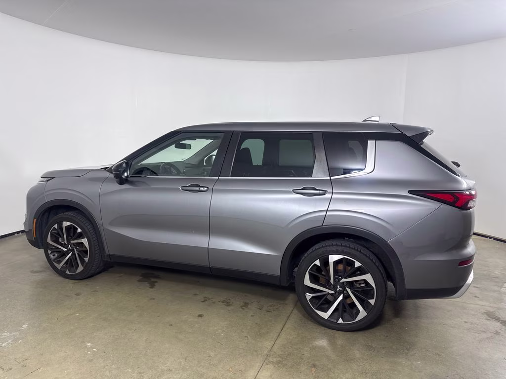 2023 Mercury Gray Metallic Mitsubishi Outlander SE FWD SUV