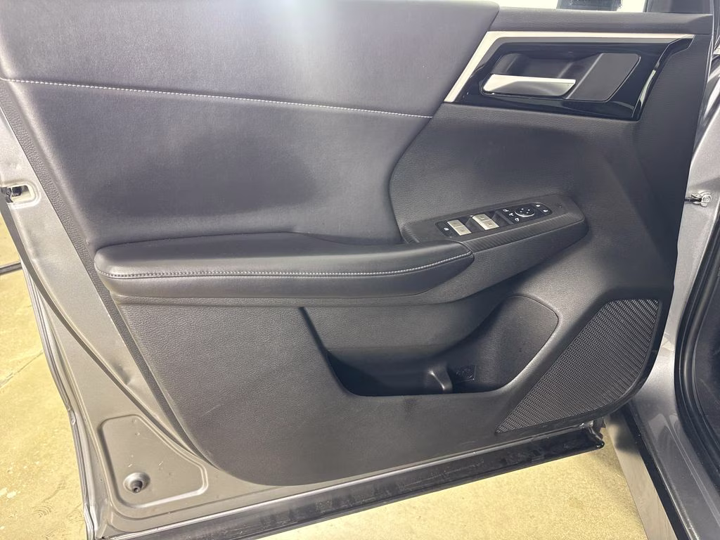 2023 Mercury Gray Metallic Mitsubishi Outlander SE FWD SUV