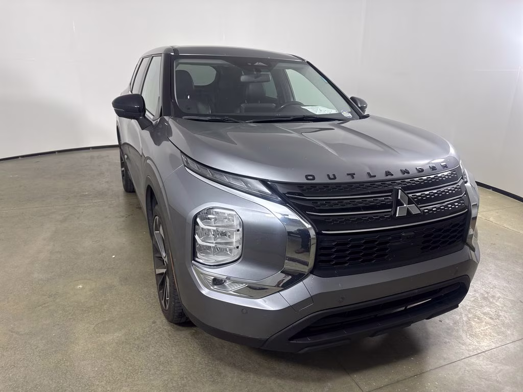 2023 Mercury Gray Metallic Mitsubishi Outlander SE FWD SUV