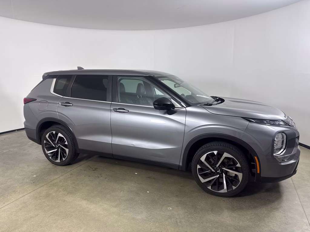 2023 Mercury Gray Metallic Mitsubishi Outlander SE FWD SUV