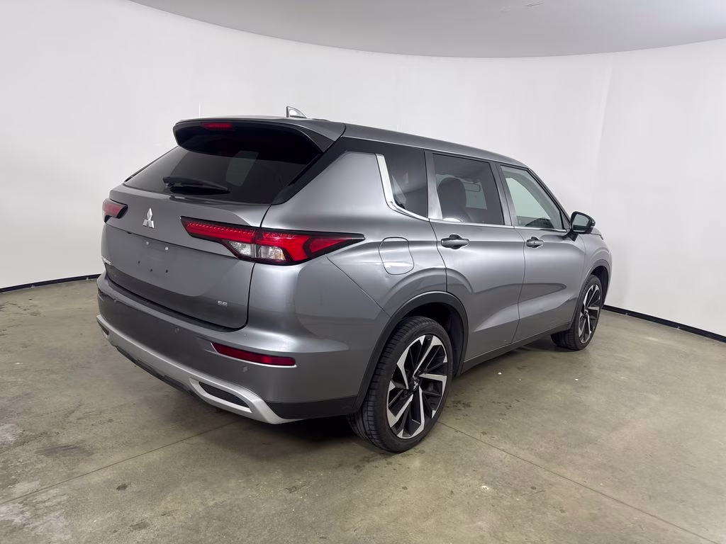 2023 Mercury Gray Metallic Mitsubishi Outlander SE FWD SUV