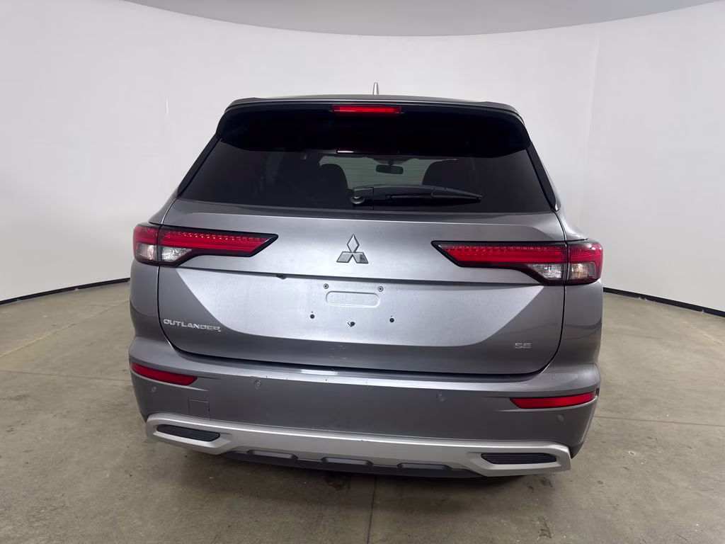 2023 Mercury Gray Metallic Mitsubishi Outlander SE FWD SUV