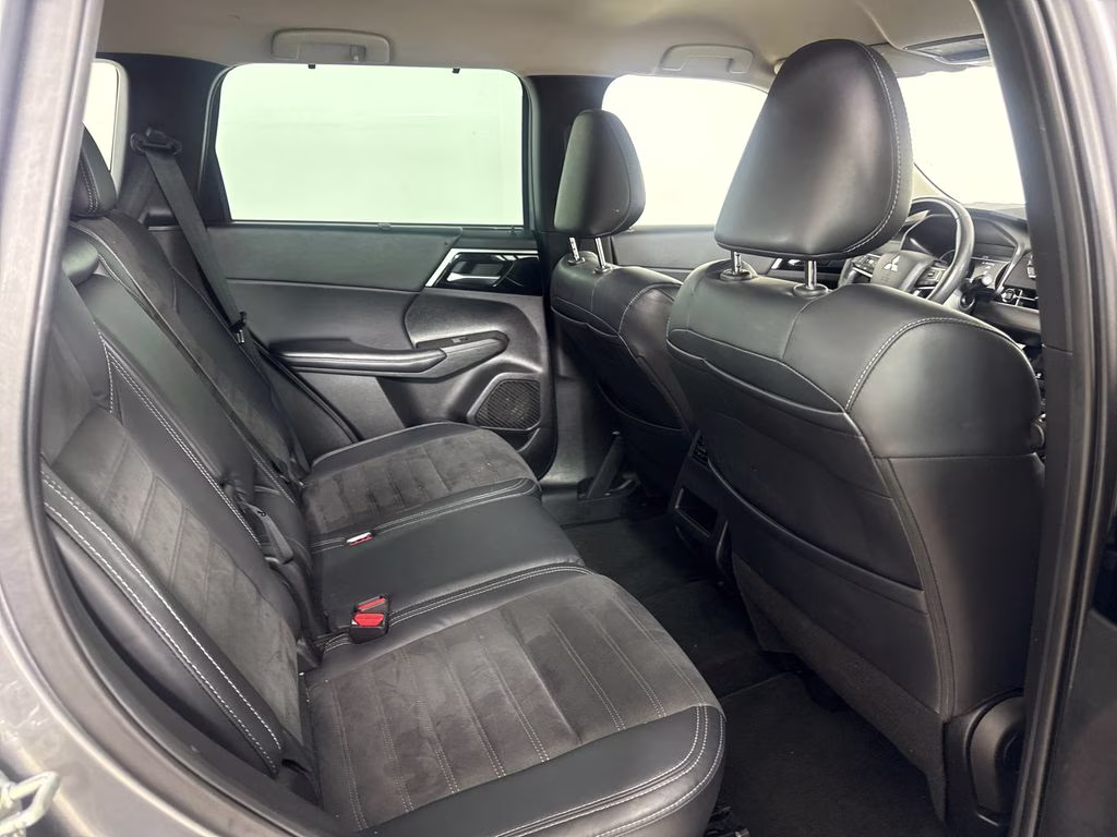 2023 Mercury Gray Metallic Mitsubishi Outlander SE FWD SUV