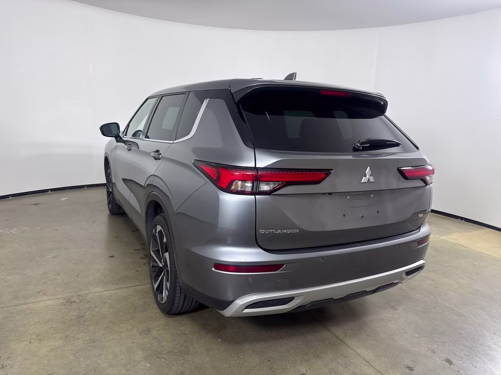 2023 Mercury Gray Metallic Mitsubishi Outlander SE FWD SUV