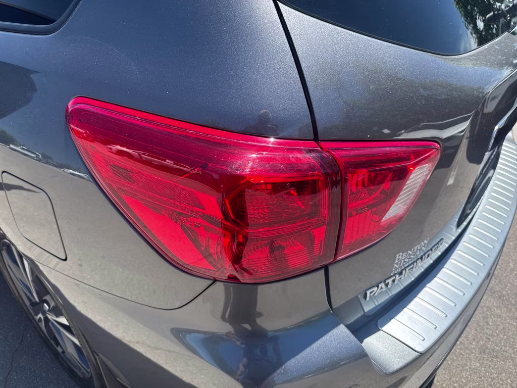 2019 Gun Metallic Nissan Pathfinder Platinum 4X4 SUV