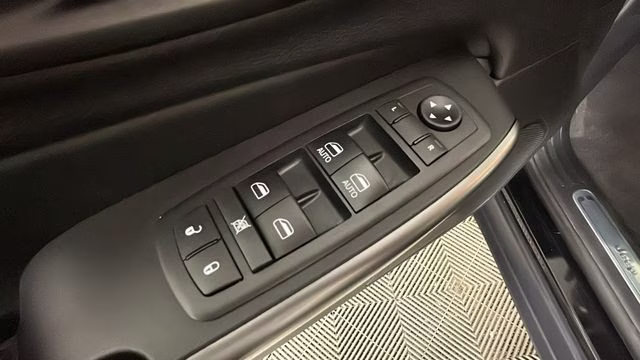 2020 Diamond Black Crystal Pearlcoat Jeep Cherokee Limited 4X4 SUV