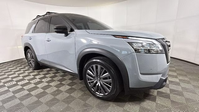2024 Solid Gray/Super Black Nissan Pathfinder SL 4X4 SUV