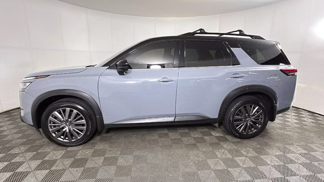 2024 Solid Gray/Super Black Nissan Pathfinder SL 4X4 SUV