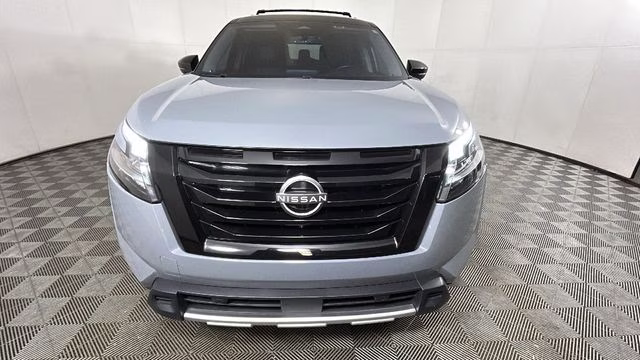 2024 Solid Gray/Super Black Nissan Pathfinder SL 4X4 SUV