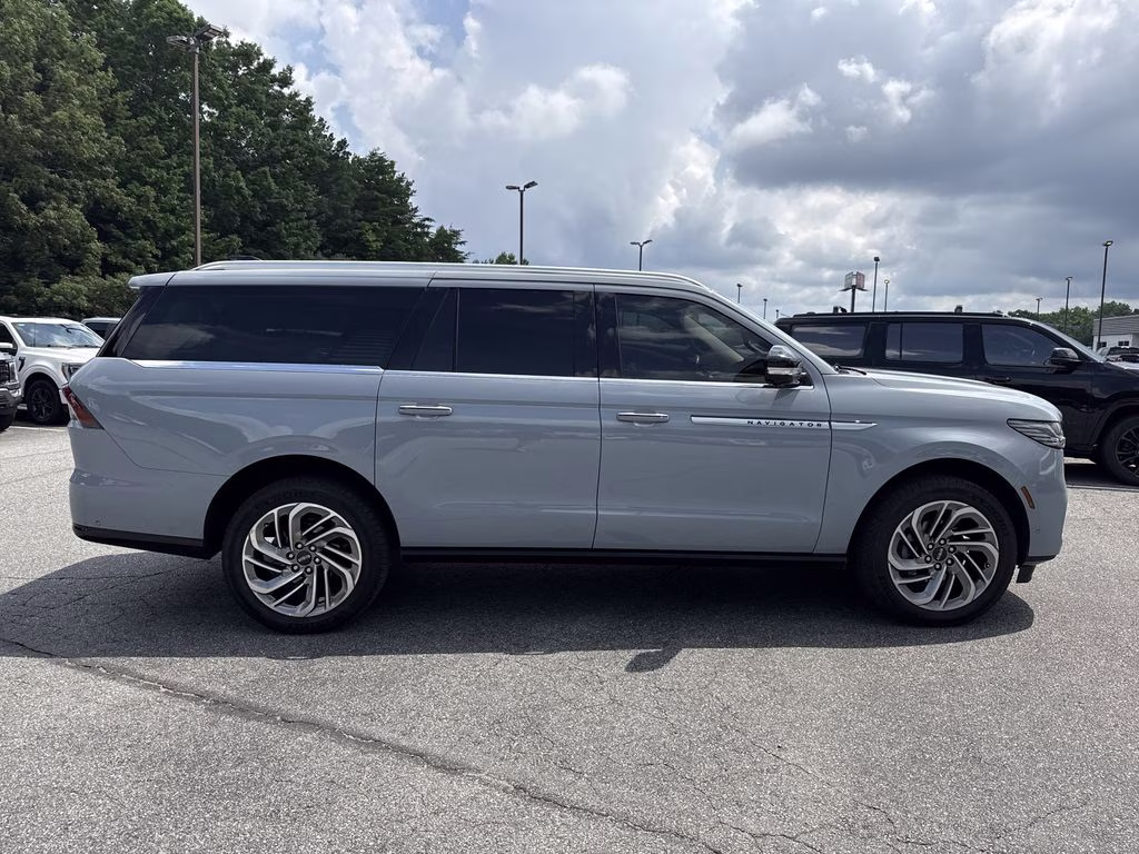 2025 Gray Mist Metallic Tri-Coat Lincoln Navigator L Reserve 4X4 SUV
