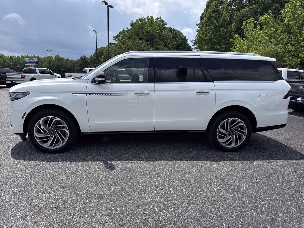 2025 Pristine White Metallic Tri-Coat Lincoln Navigator L Reserve 4X4 SUV