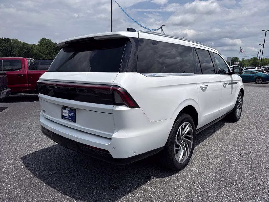 2025 Pristine White Metallic Tri-Coat Lincoln Navigator L Reserve 4X4 SUV