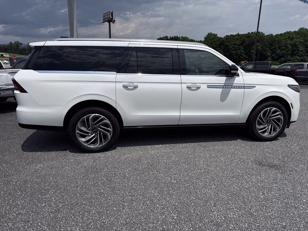 2025 Pristine White Metallic Tri-Coat Lincoln Navigator L Reserve 4X4 SUV