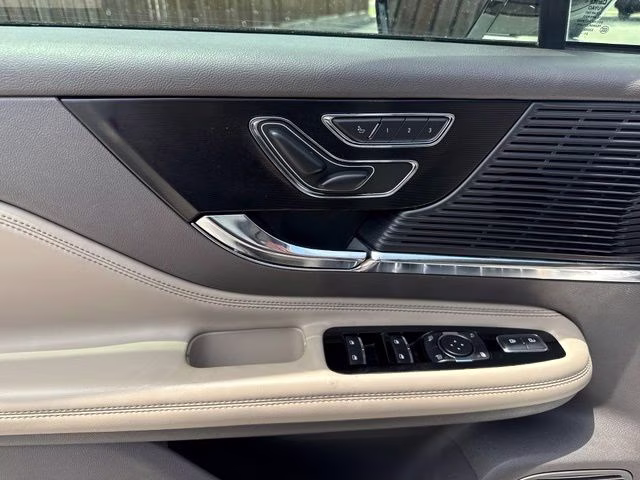 2022 White Metallic Lincoln Corsair Standard FWD SUV
