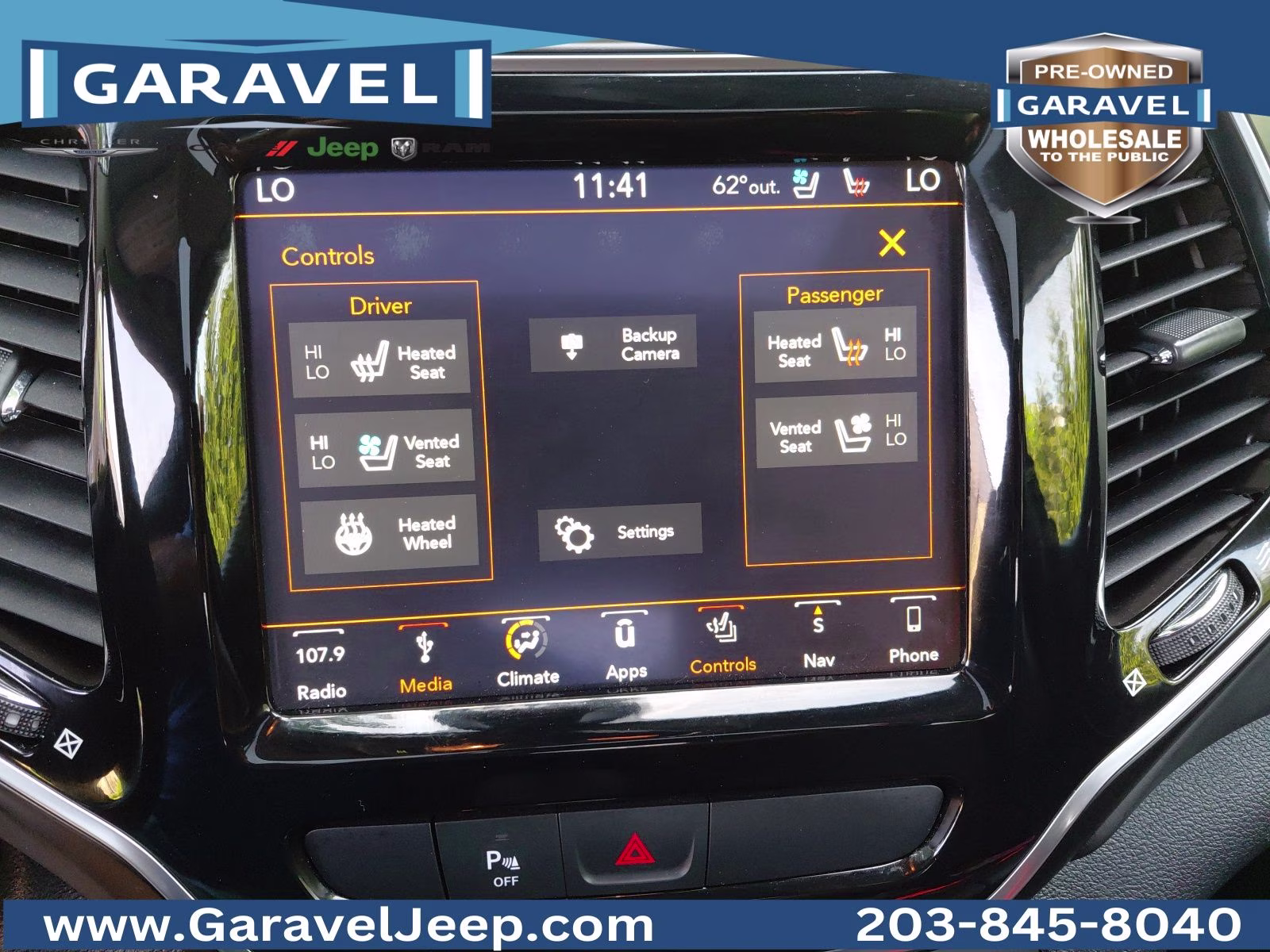 2019 Diamond Black Crystal Pearlcoat Jeep Cherokee Overland 4X4 SUV