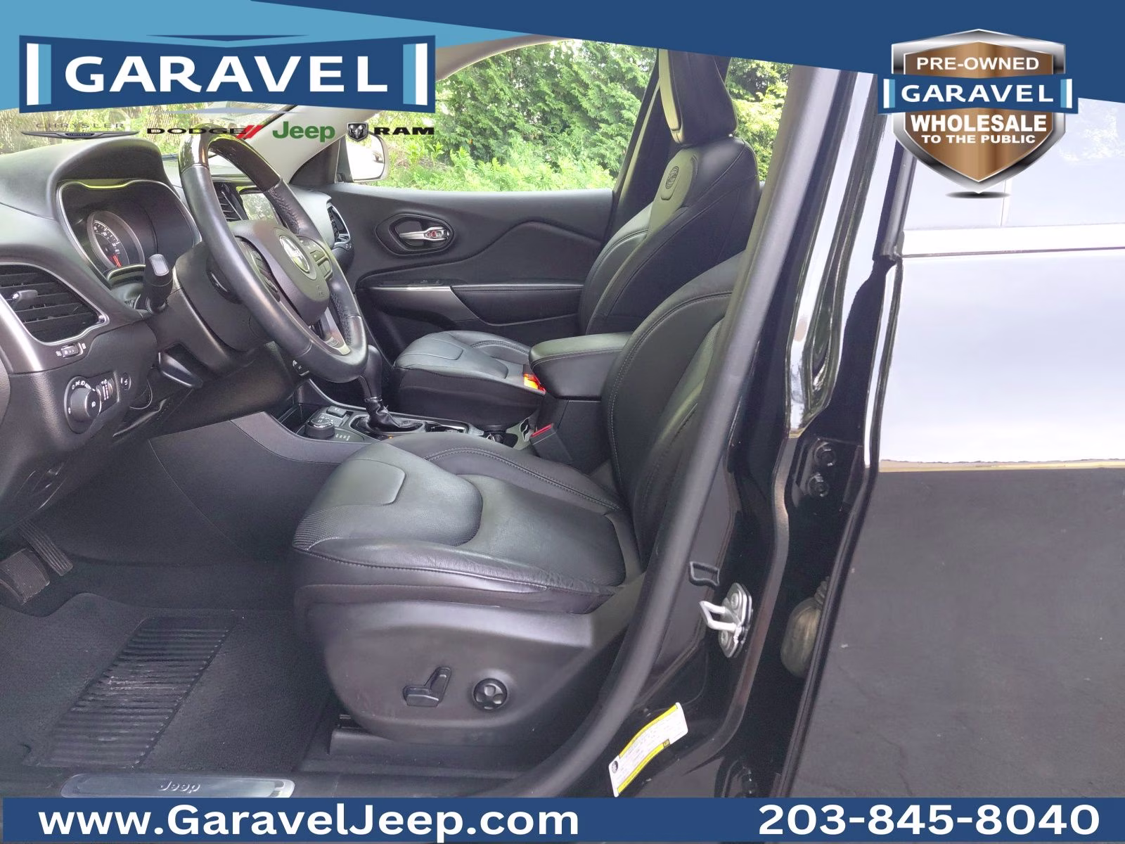2019 Diamond Black Crystal Pearlcoat Jeep Cherokee Overland 4X4 SUV