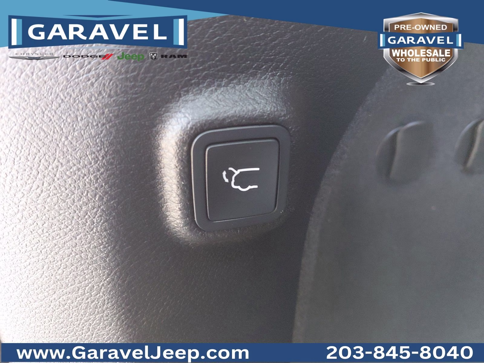 2019 Diamond Black Crystal Pearlcoat Jeep Cherokee Overland 4X4 SUV
