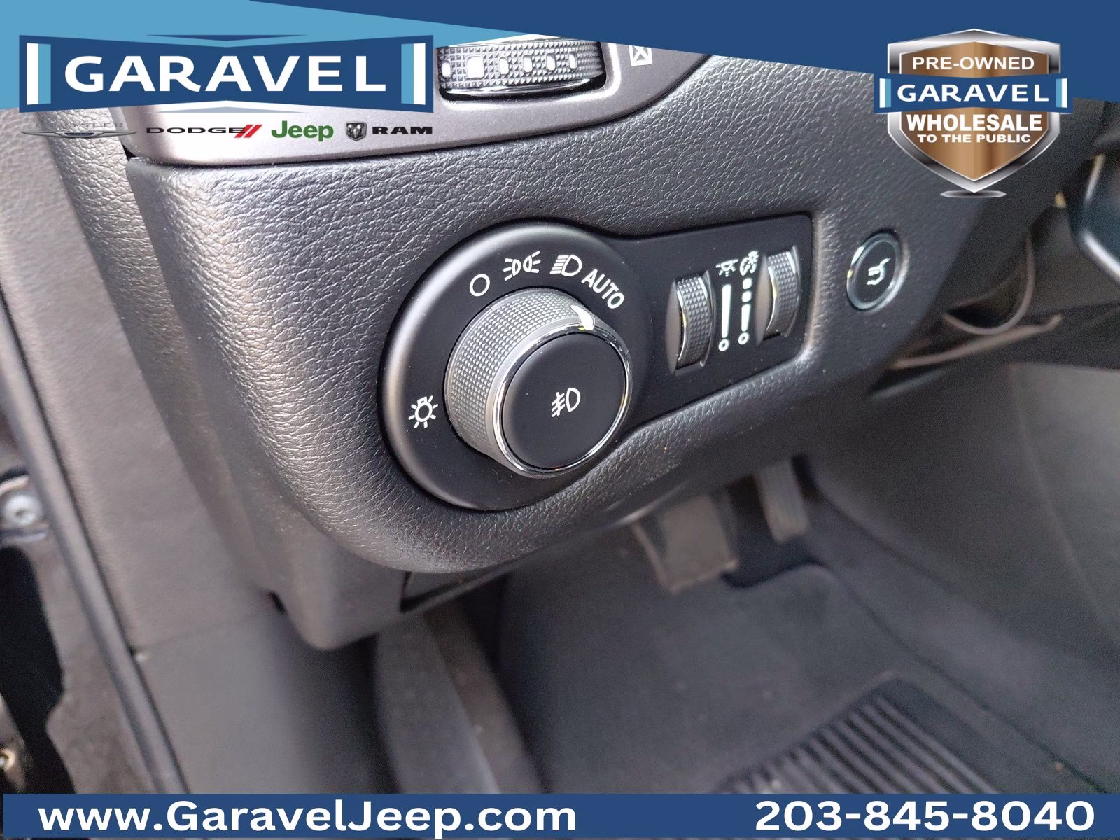 2019 Diamond Black Crystal Pearlcoat Jeep Cherokee Overland 4X4 SUV
