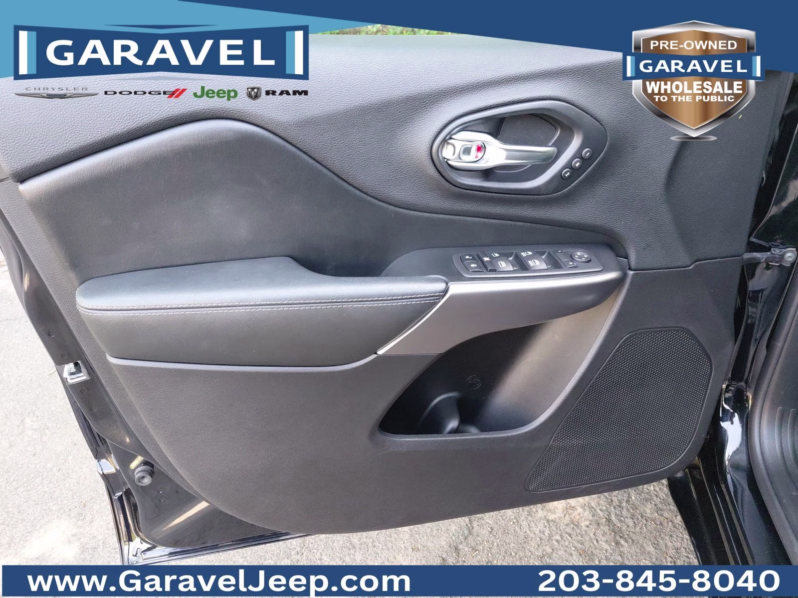 2019 Diamond Black Crystal Pearlcoat Jeep Cherokee Overland 4X4 SUV