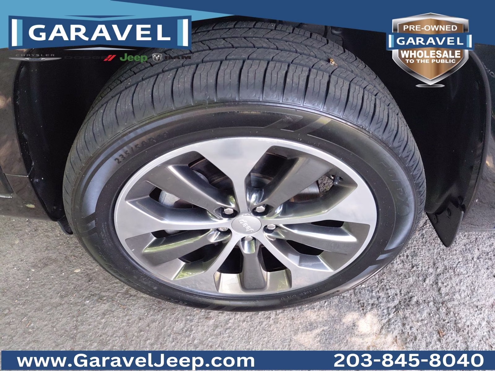 2019 Diamond Black Crystal Pearlcoat Jeep Cherokee Overland 4X4 SUV