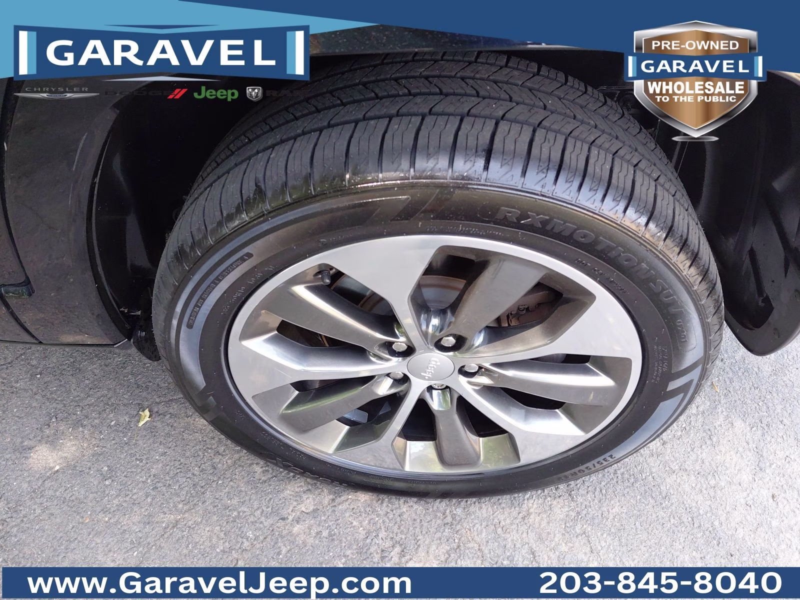 2019 Diamond Black Crystal Pearlcoat Jeep Cherokee Overland 4X4 SUV