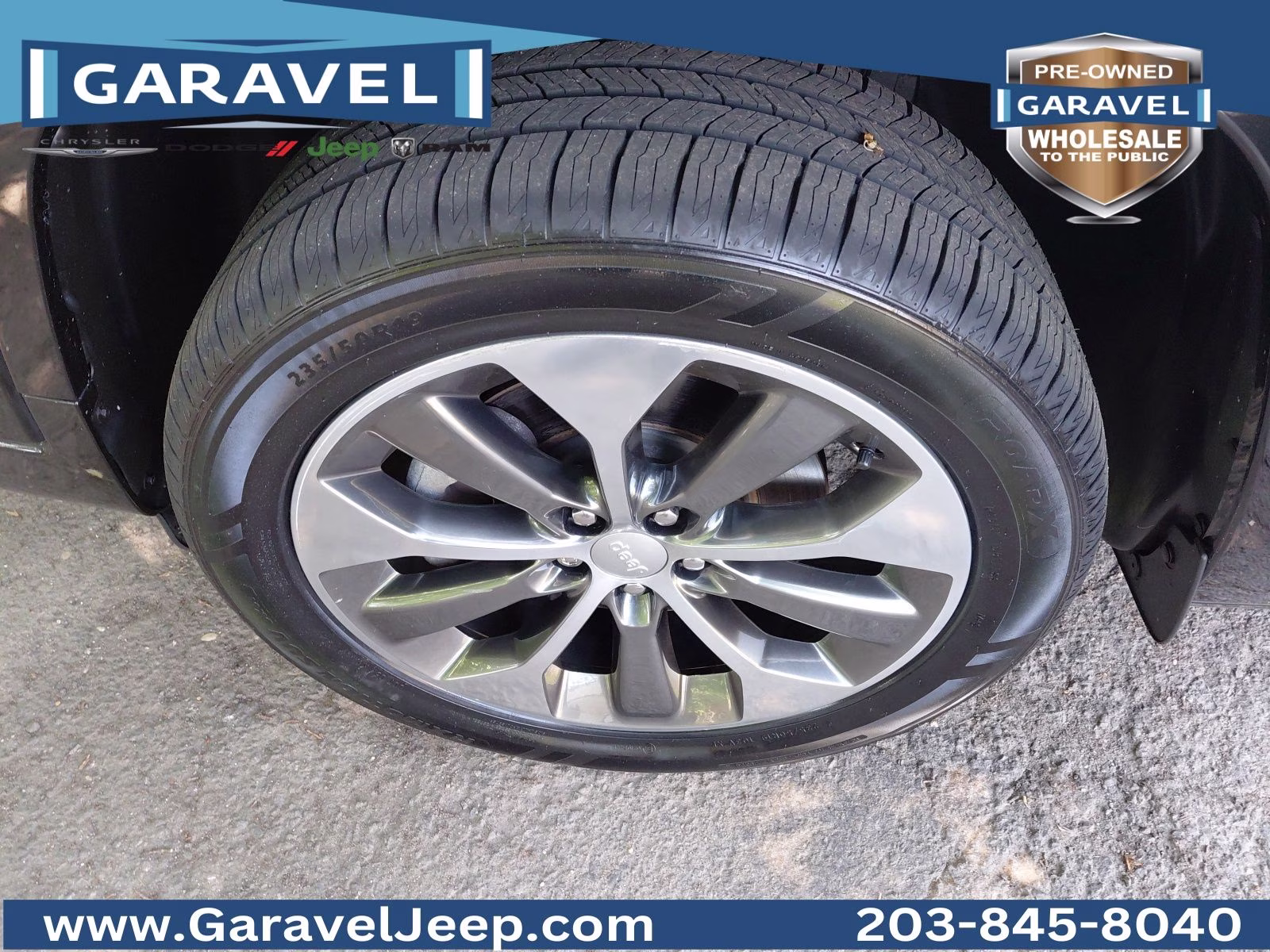 2019 Diamond Black Crystal Pearlcoat Jeep Cherokee Overland 4X4 SUV