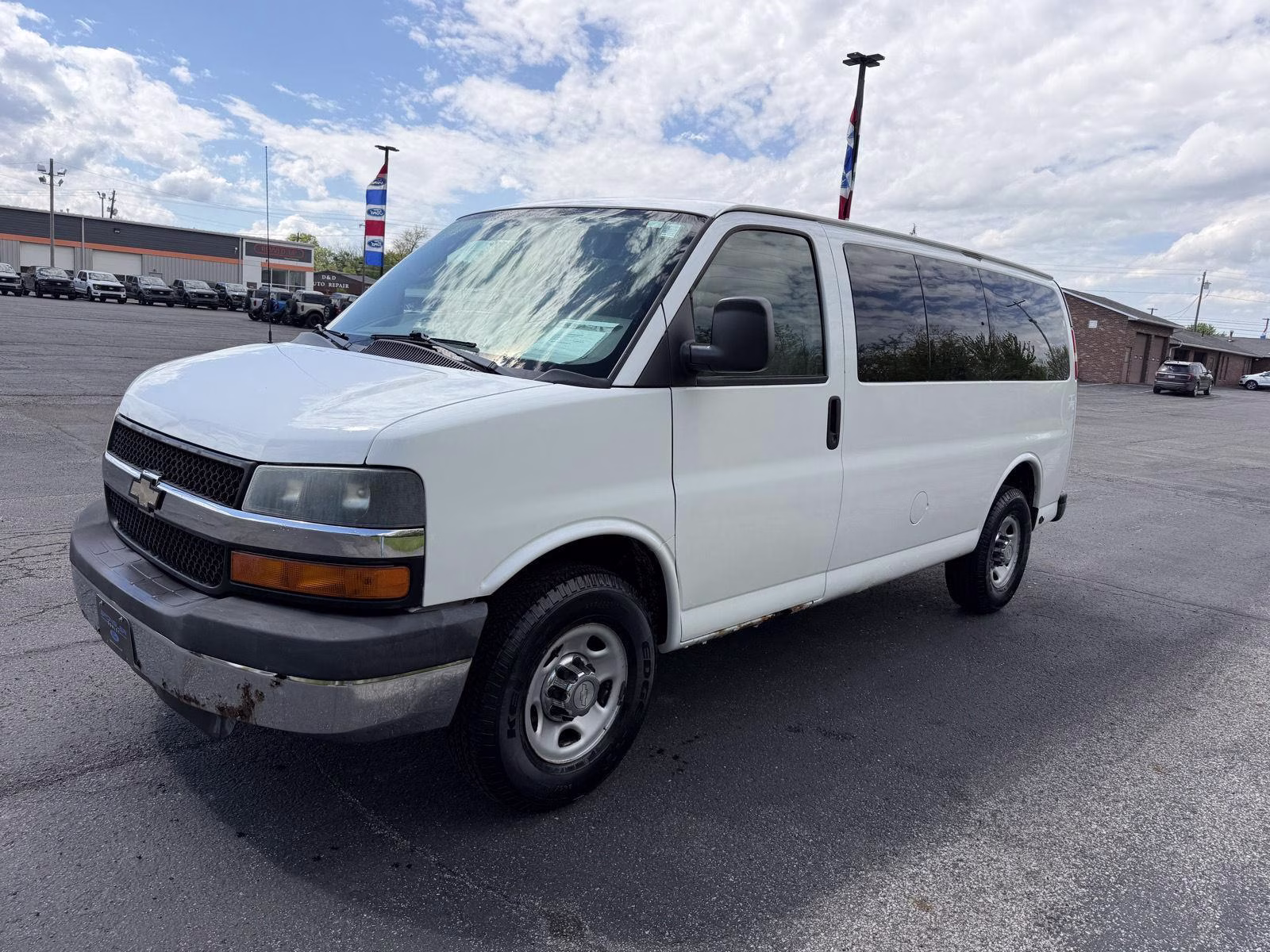2011 Summit White Chevrolet Express Passenger 1LT Pkg RWD 3500 135" WB