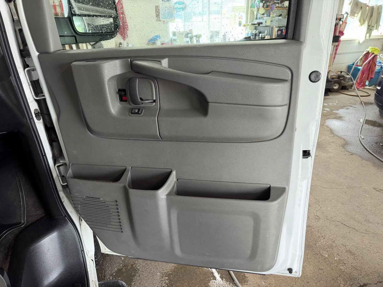 2011 Summit White Chevrolet Express Passenger 1LT Pkg RWD 3500 135" WB