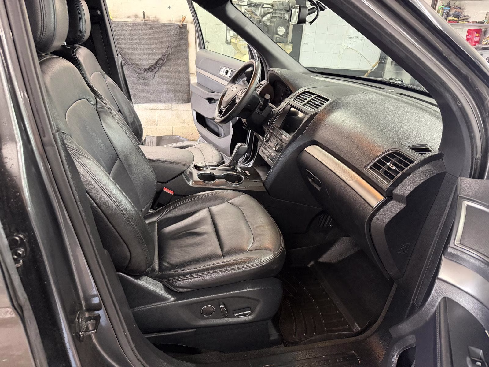 2018 Magnetic Metallic Ford Explorer XLT 4X4 SUV