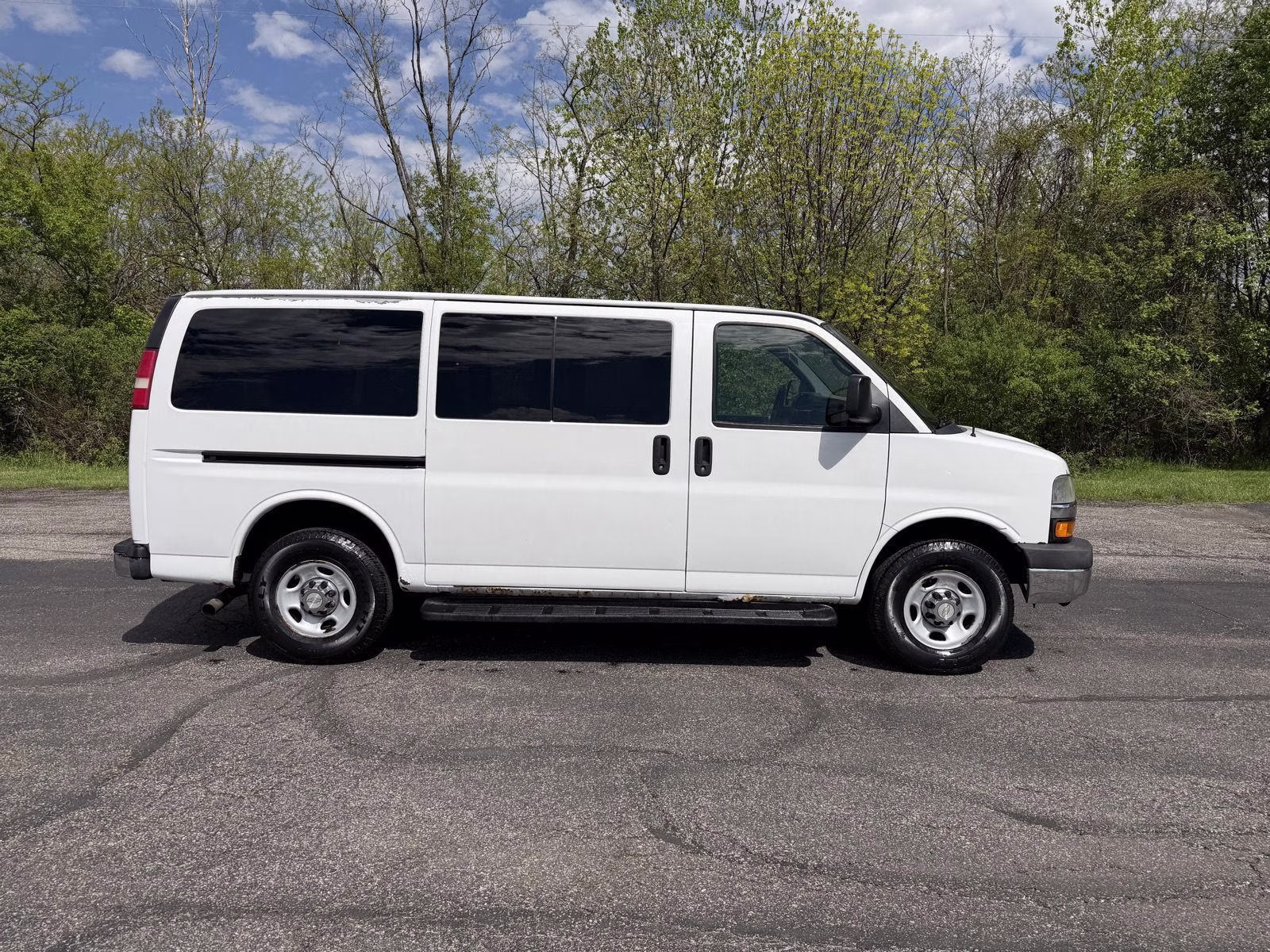 2011 Summit White Chevrolet Express Passenger 1LT Pkg RWD 3500 135" WB