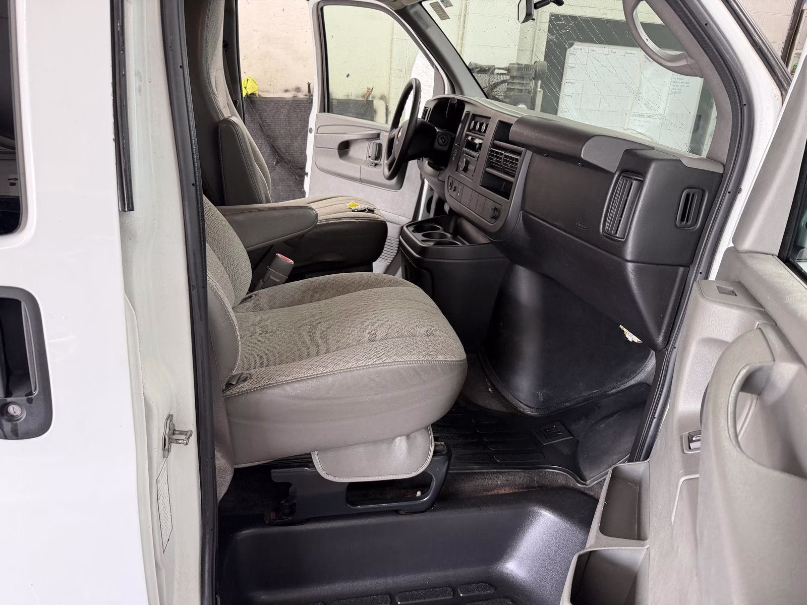 2011 Summit White Chevrolet Express Passenger 1LT Pkg RWD 3500 135" WB
