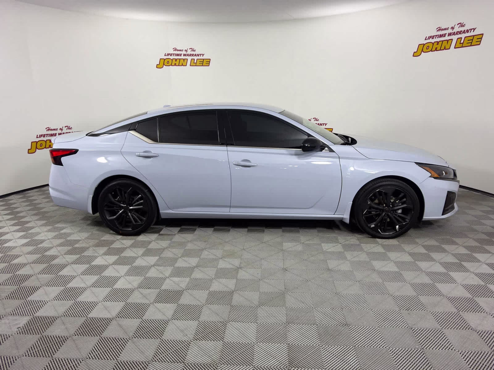 2023 Gray Sky Pearl Nissan Altima 2.5 SR FWD Sedan