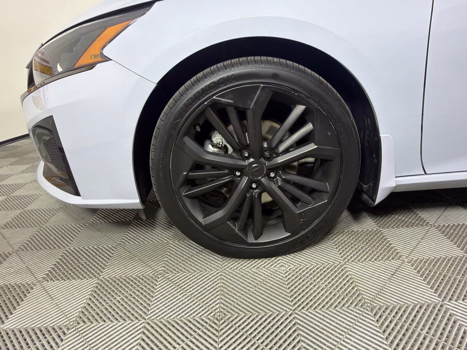 2023 Gray Sky Pearl Nissan Altima 2.5 SR FWD Sedan