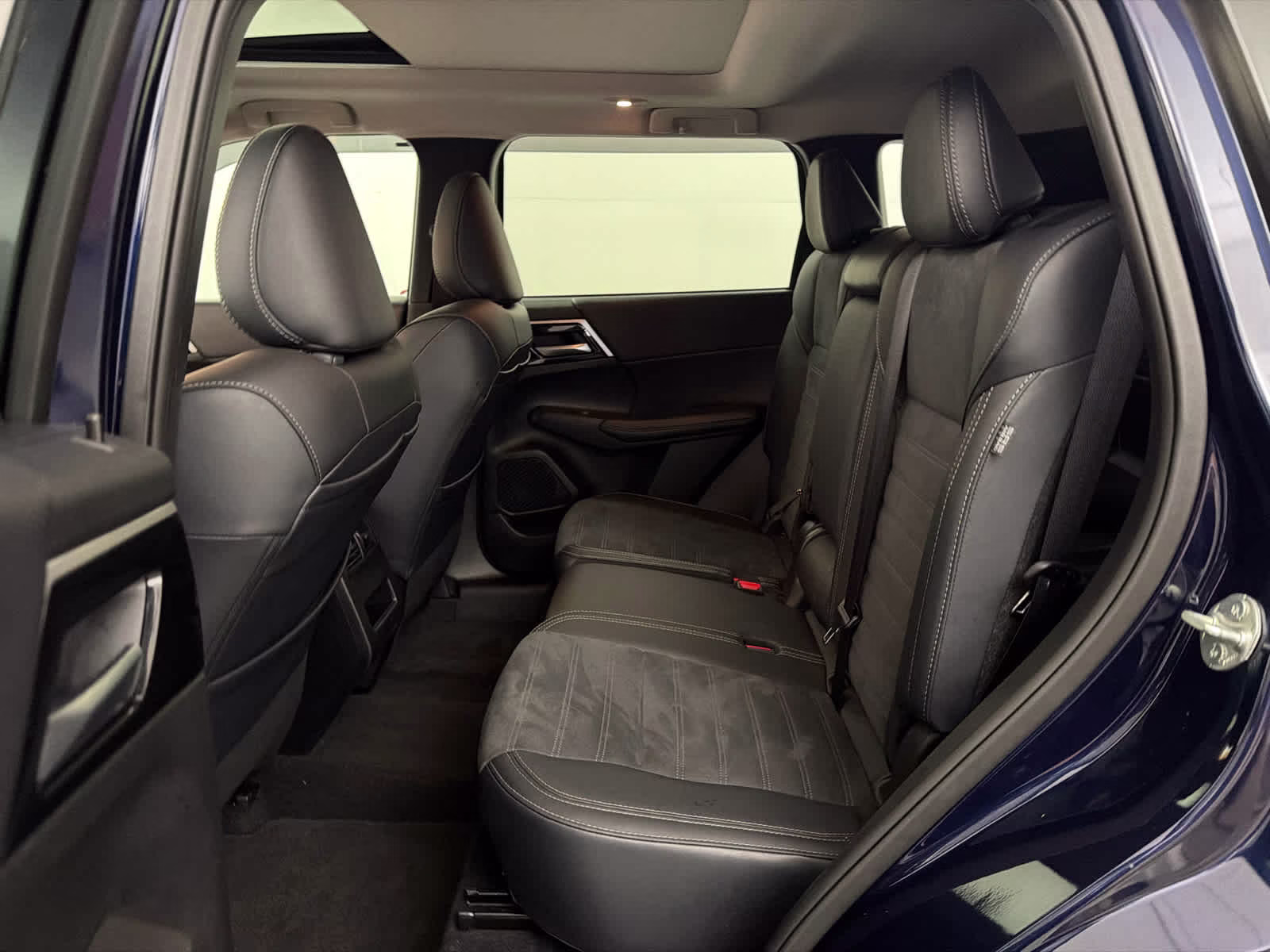 2024 Cosmic Blue Metallic Mitsubishi Outlander SE FWD SUV