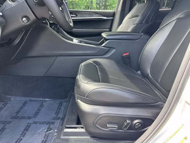 2025 Bright White Clearcoat Jeep Grand Cherokee Limited 4X4 SUV