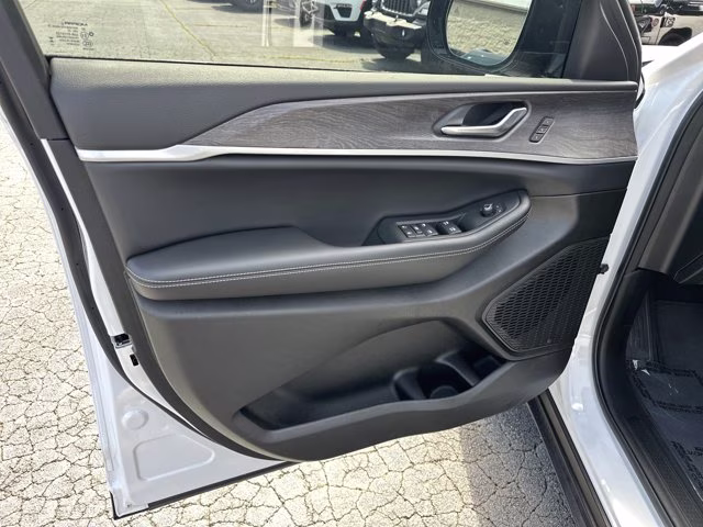 2025 Bright White Clearcoat Jeep Grand Cherokee Limited 4X4 SUV