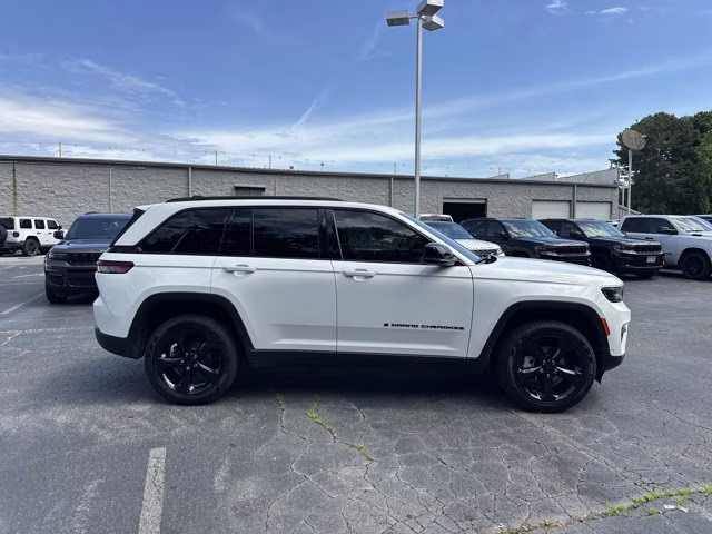 2025 Bright White Clearcoat Jeep Grand Cherokee Limited 4X4 SUV