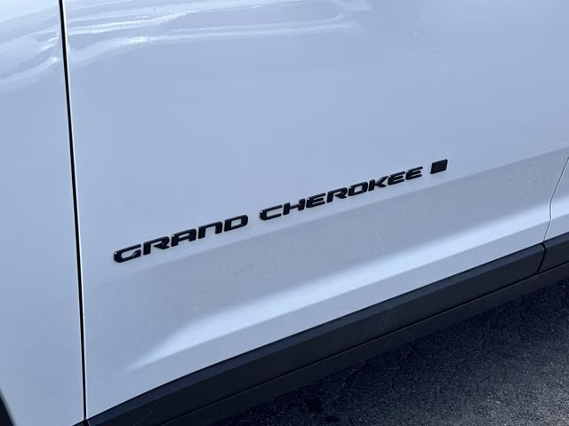 2025 Bright White Clearcoat Jeep Grand Cherokee Limited 4X4 SUV