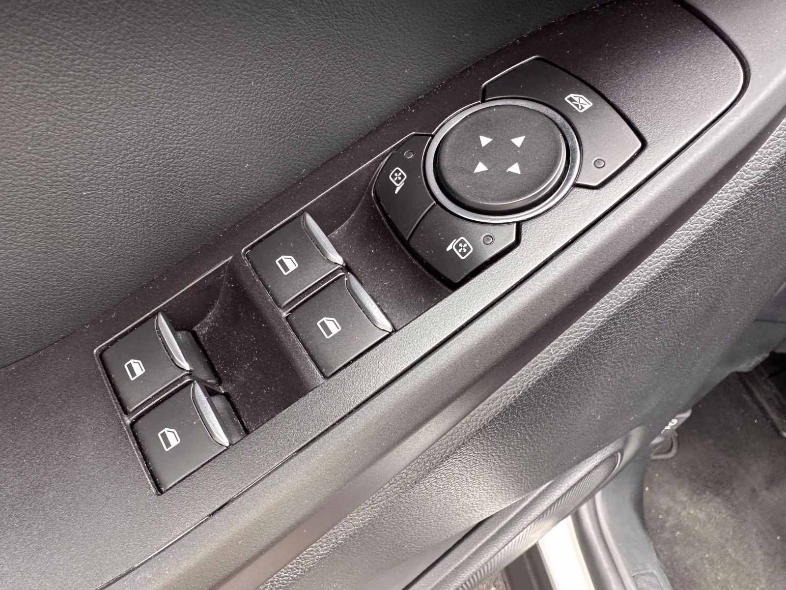 2020 Oxford White Ford Explorer XLT 4WD 4X4 SUV