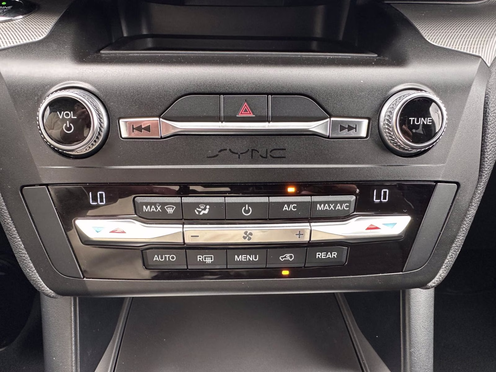 2020 Oxford White Ford Explorer XLT 4WD 4X4 SUV