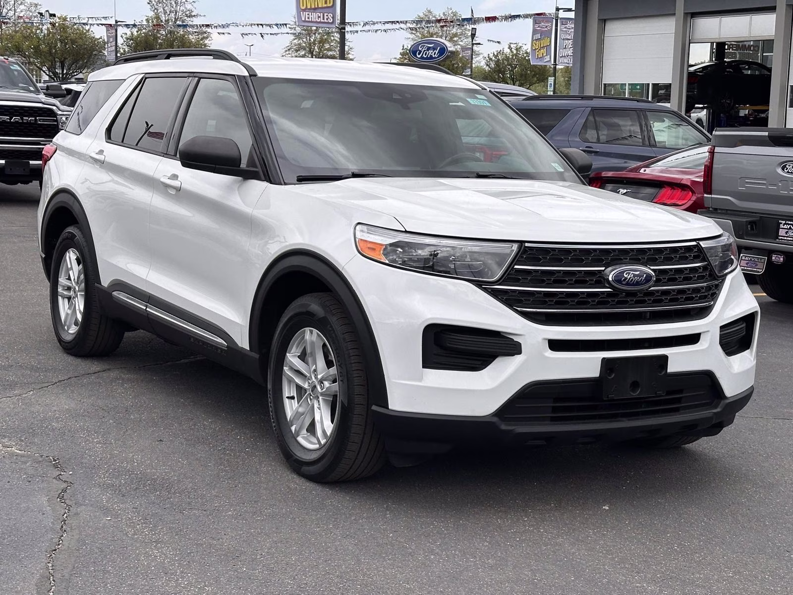 2020 Oxford White Ford Explorer XLT 4WD 4X4 SUV