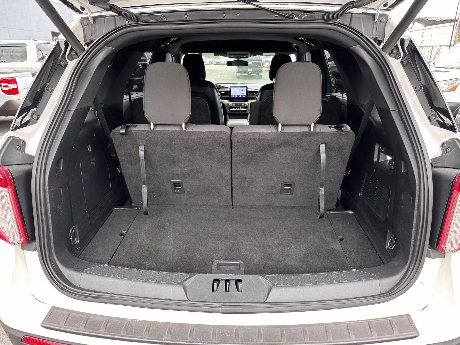 2020 Oxford White Ford Explorer XLT 4WD 4X4 SUV