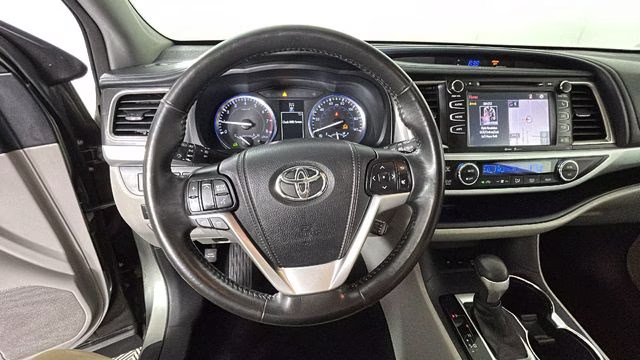 2015 Alumina Jade Metallic Toyota Highlander XLE V6 AWD SUV