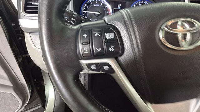2015 Alumina Jade Metallic Toyota Highlander XLE V6 AWD SUV