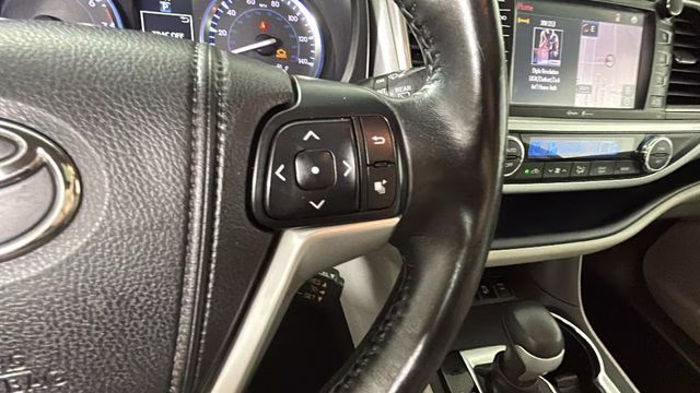 2015 Alumina Jade Metallic Toyota Highlander XLE V6 AWD SUV