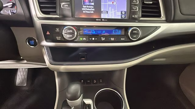 2015 Alumina Jade Metallic Toyota Highlander XLE V6 AWD SUV