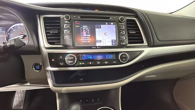 2015 Alumina Jade Metallic Toyota Highlander XLE V6 AWD SUV